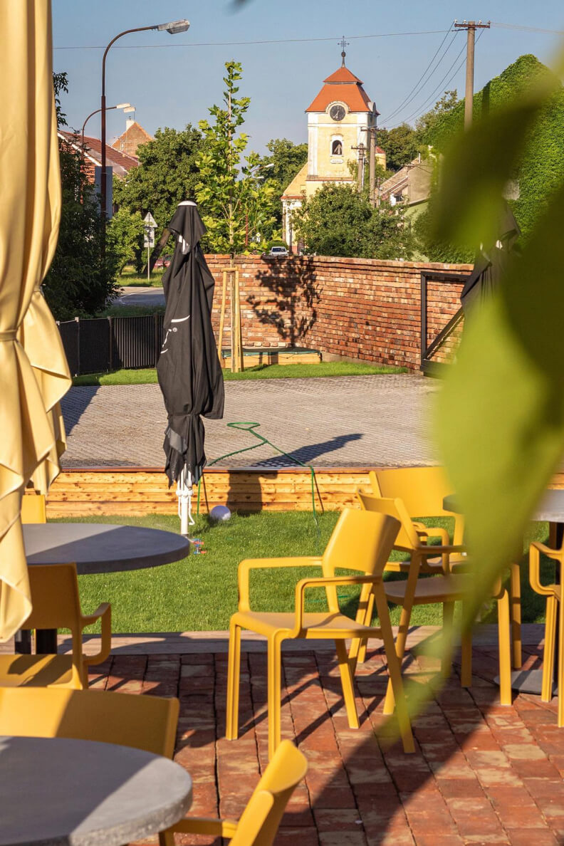 Posezení venku na zahrádce v Mostkovicích